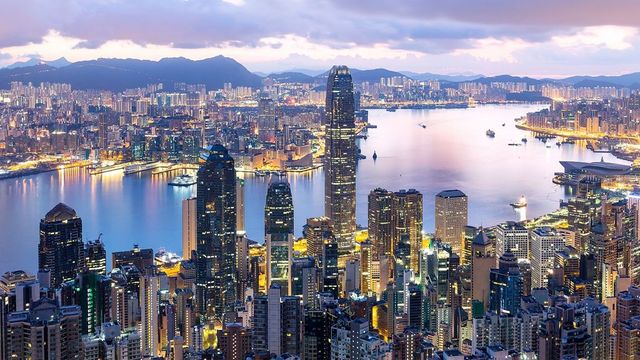 Nagy a zűr Hongkongban, de Kína még nem avatkozik be