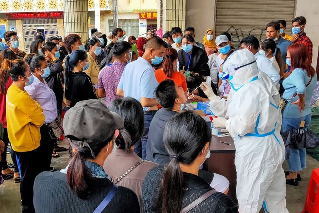 Két fertőzött miatt lezártak egy egész várost Kínában