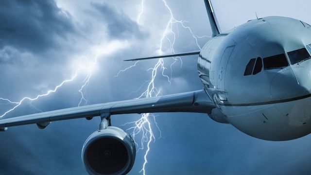 Un avion de pe cursa București-Chișinău, lovit de fulger