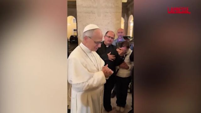 Il Papa a sorpresa al Palazzo dove viveva