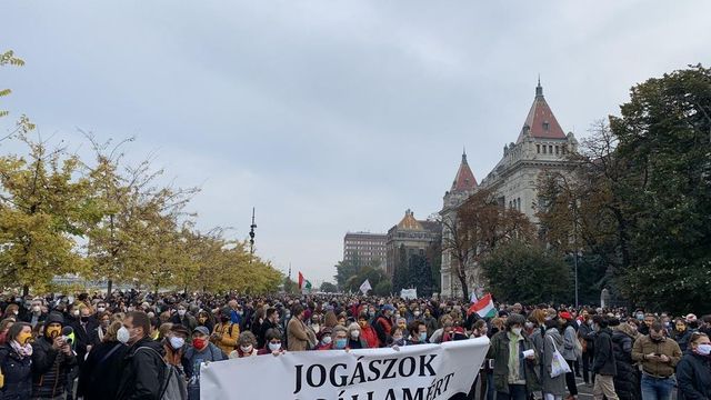 Hatalmas tömeg gyűlt össze az SZFE-sek tüntetésén