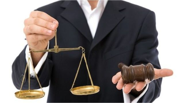 Un avocat și clientul său au fost condamnați pentru trafic de influență
