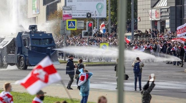 Poliția din Belarus autorizează folosirea armelor letale împotriva protestatarilor