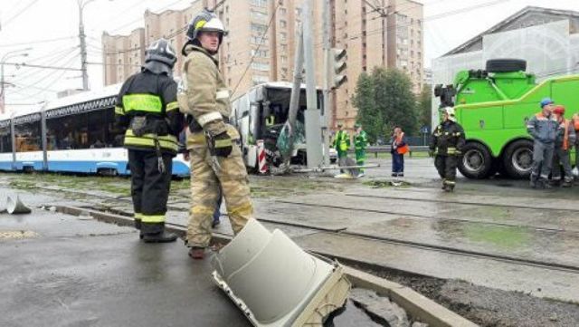 Автобусом, который врезался в столб в Москве, управлял гражданин Молдовы