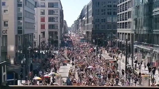 Mii de persoane protestează la Berlin împotriva restricțiilor impuse din cauza pandemiei