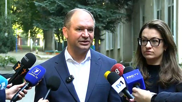 Ion Ceban cere daune de 1 leu de la ministrul de externe al României, Oana Țoiu, după ce a fost declarat indezirabil în România