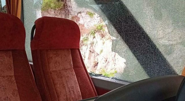 Caduta massi sulla strada statale Meta di Sorrento-Amalfi, colpito autobus privato con turisti