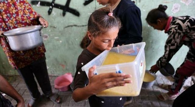 L'esercito israeliano lancia aiuti umanitari su Gaza