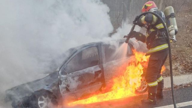 O mașină cu mai mulți pasageri a luat foc, în urma unui accident, pe un drum european din Botoșani