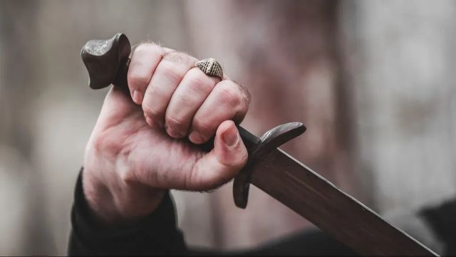 Tânărul care a tăiat cu sabia un bărbat în Cisnădie a fost prins de polițiști