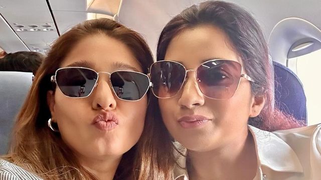 Shreya Ghoshal & Sunidhi Chauhan Share Fun a Selfie; See Post