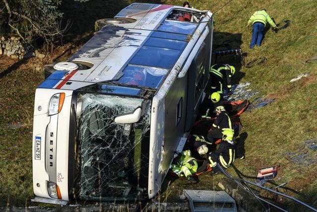 Автобус с около 60 пътници катастрофира в Западна Германия, има много ранени - Труд