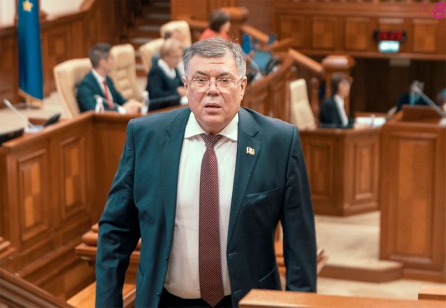 Un deputat i s-a adresat premierului roman cu solicitarea de a urgenta redobandirea cetațeniei pentru moldoveni