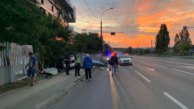 O gravidă a ajuns la spital, după ce un șofer băut a dat cu Toyota într-un gard în Chișinău
