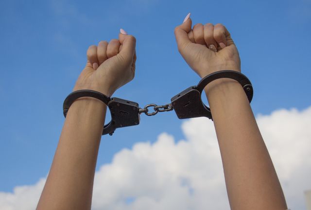 O tânără de 26 de ani din Ștefan Vodă, condamnată la 8 ani de detenție pentru escrocherii de peste 100 de mii de lei
