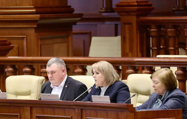 Blocul comuniștilor și socialiștilor mai pierde un deputat