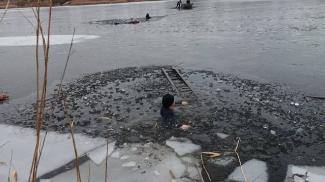 La un pas de tragedie! Trei bărbați, salvați de la înec după ce s-au prăbușit sub gheața unui iaz din Rîșcani