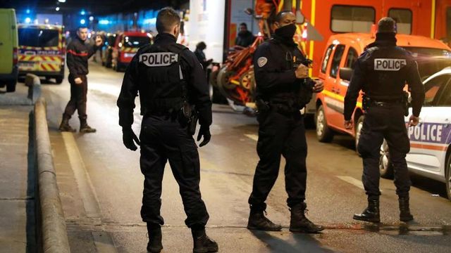 Paura a Parigi: un uomo minaccia agenti con un coltello, loro sparano e lo uccidono