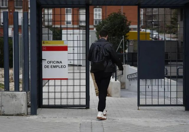 España baja de la barrera de los 2,5 millones de parados 17 años después