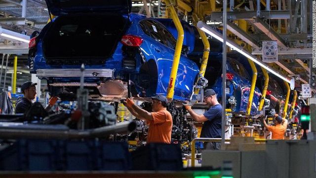 Marii producători de automobile sunt nevoiți să reducă sau chiar să oprească producția de mașini