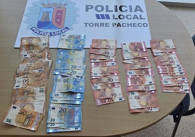 Un cajero de Torre Pacheco expulsa 2.000 euros en billetes a la calle