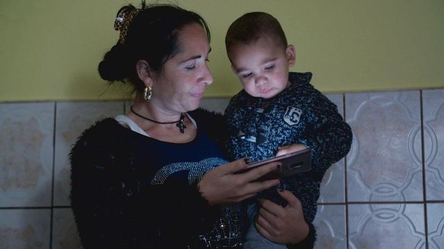 Povestea emoționantă a bebelușui român pe care Donald trump l-a despărțit de familia lui