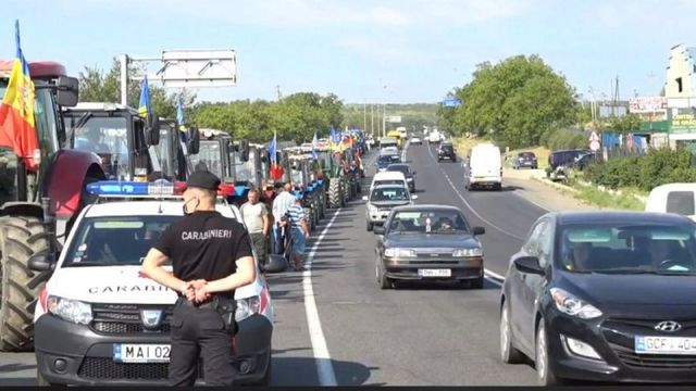 Mai mulți agricultori din sudul țării, care au pornit spre Capitală ca să organizeze un protest, au ajuns la podul de la Telecentru