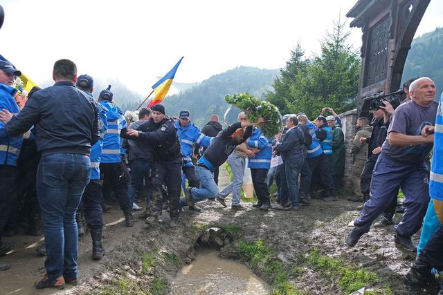 Megdöbbentő az úzvölgyi katonai temető román meggyalázása