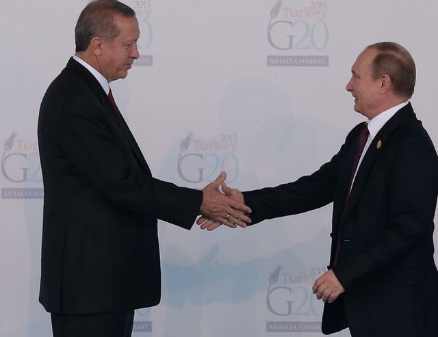 Путин и Ердоган обсъдиха Сирия по телефона