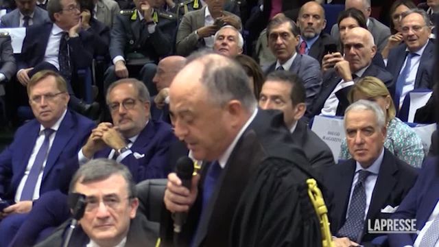 Nicola Gratteri nuovo procuratore di Napoli, l’abbraccio con Enzo Avitabile