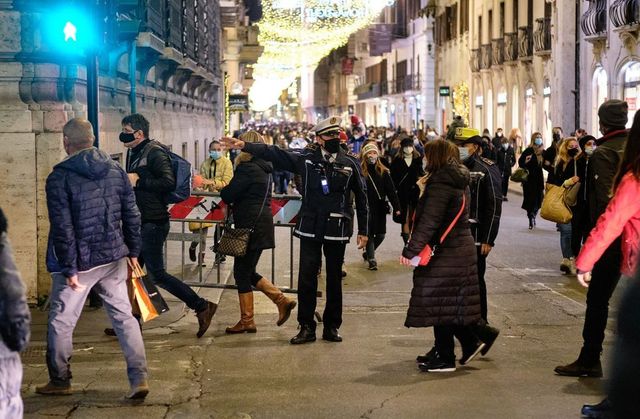 Milano, rischio zona rossa a Natale dopo la folla in centro nel primo giorno di zona gialla