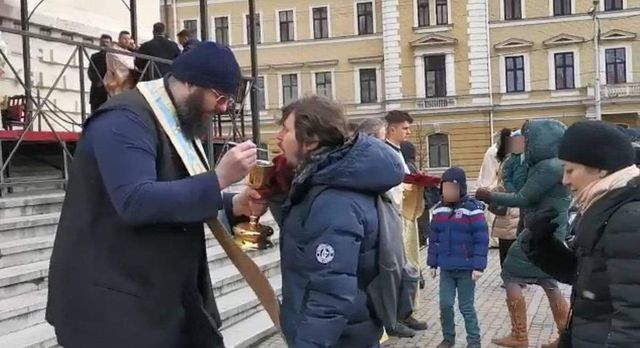 Un preot a folosit aceeași linguriță pentru a-i împărtăși pe credincioși, la Catedrala din Cluj