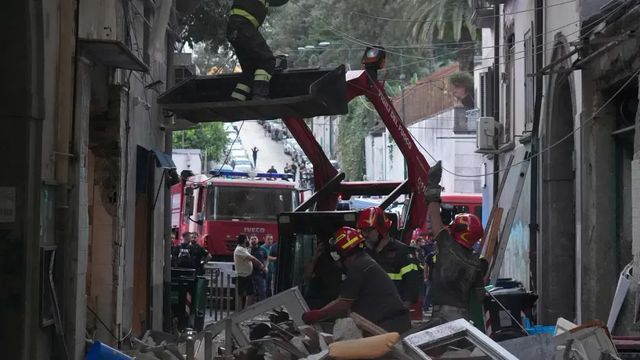Esplosione per bombola di gas, estratta viva una donna a Napoli