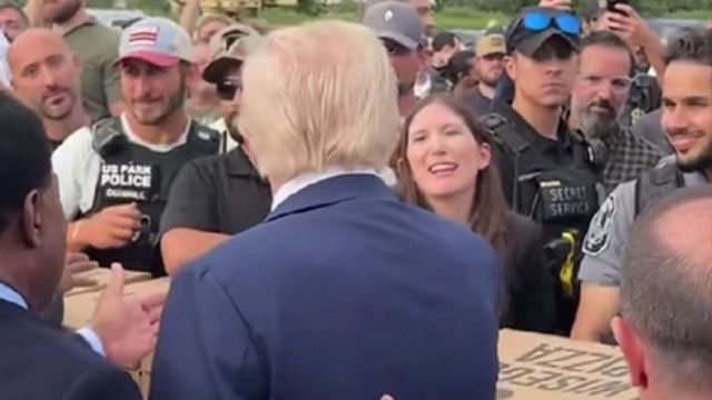Trump porta gli hamburger e la pizza alla polizia a Washington