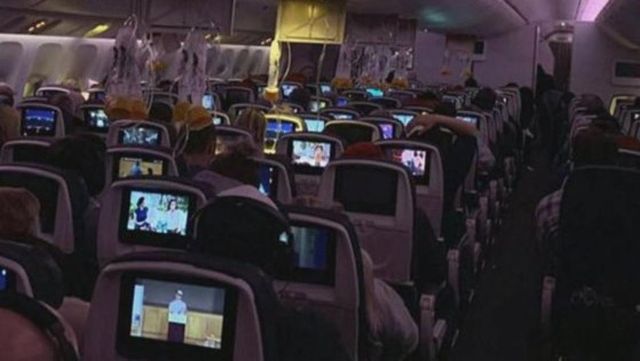 37 de pasageri ai unei curse Air Canada s-au izbit de plafon în timpul unor turbulențe