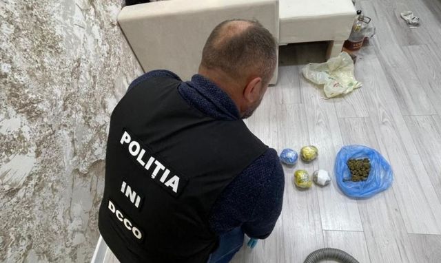 Polițiștii au destructurat o grupare de traficanți de droguri în Chișinău și Ialoveni