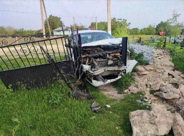 Un șofer de 32 de ani a intrat cu mașina în poarta cimitirului