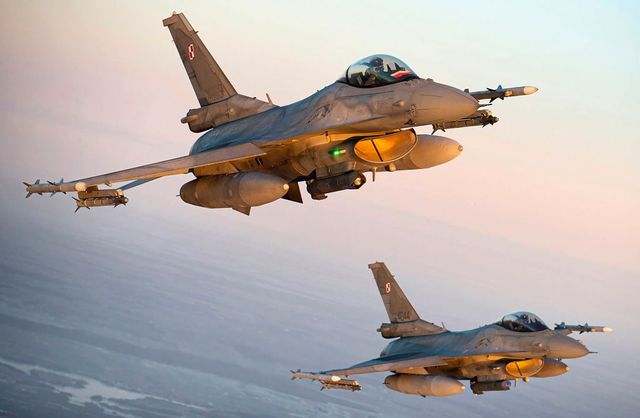 Un pilot polonez a murit după prăbușirea unui avion F-16 în timpul repetițiilor la Radom Air Show