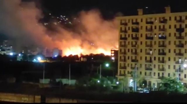 Notte di fuoco a Palermo, gli incendi a pochi metri dalle abitazioni