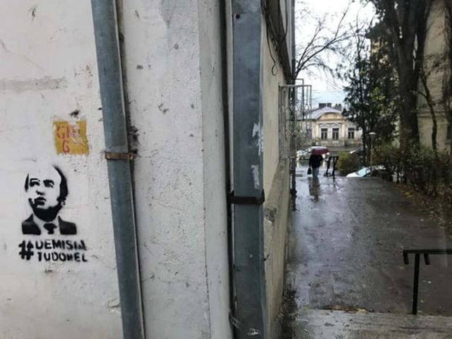 Mesaje prin care se cere demisia lui Tudorel Toader, pe poarta casei acestuia și pe alte clădiri din Iași