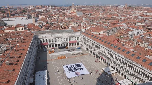 In piazza San Marco striscione di Greepeace contro il matrimonio di Jeff Bezos a Venezia