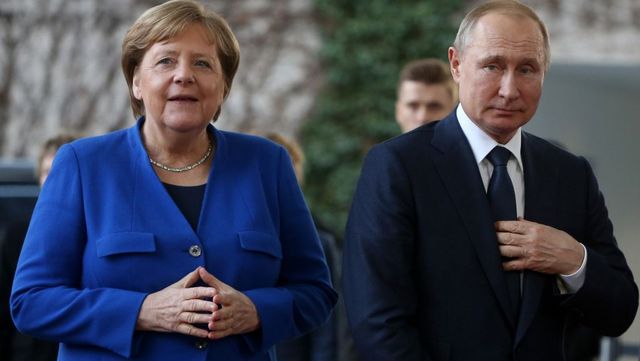 Már Merkel sem zárja ki az Északi Áramlat-2 leállítását, többéves mélypontra ütötték a rubelt