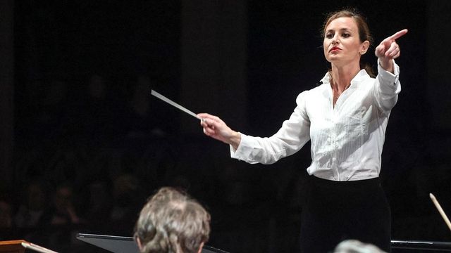 Criticarono la direttrice Beatrice Venezi, orchestrali sospesi dal lavoro e dallo stipendio