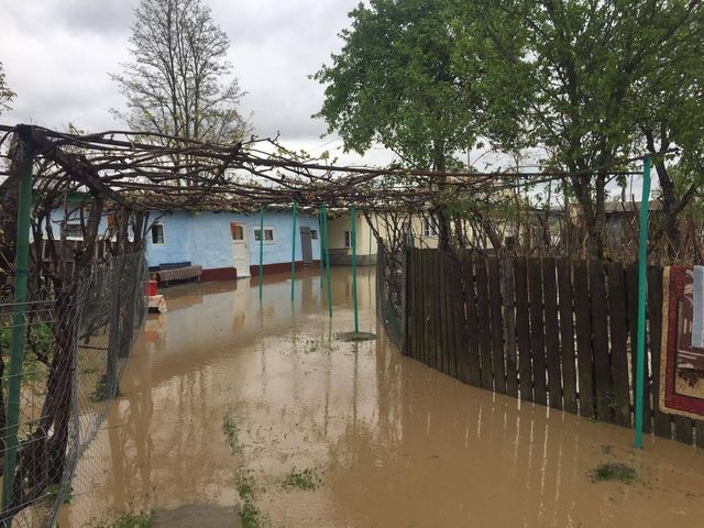 Locuințe și curți inundate în Galați după o viitură pe un pârâu