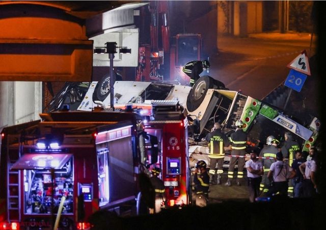 Tragedie în Veneția: Un autocar a căzut de pe un pod și a luat foc. Cel puțin 21 de morți