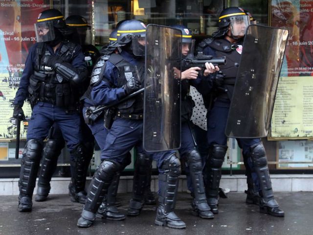 Momentul în care atacatorul care a decapitat un profesor la Paris este împușcat de poliție