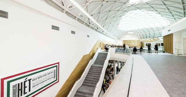 Nem csak Orbán-idézetek, de Németh Szilárd neve is kikerült a csepeli gimnázium falára