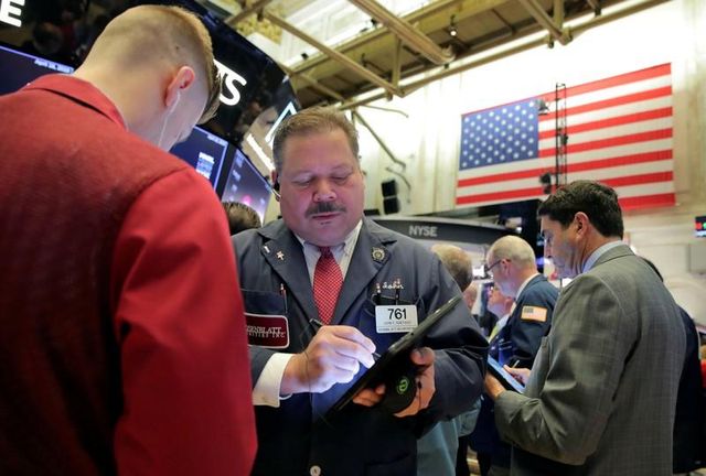 S&P 500 hovers below record highs on mixed earnings