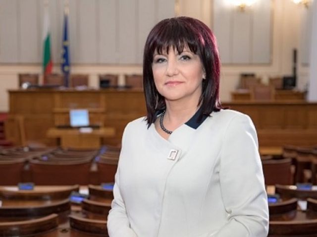 Караянчева: Радев иска да събори правителството и да направи служебен кабинет