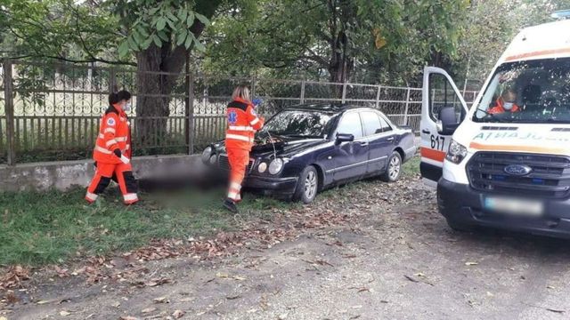 Accident tragic la Terebna: Un bărbat, spulberat de un Mercedes, în timp ce se odihnea pe scaunul de lângă poartă